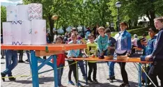  ?? Foto: Brigitte Bunk ?? Gutes Tun macht Spaß – jedenfalls beim Dosenwerfe­n mit einem Ball aus Bananen blättern, fair gehandelt natürlich. Denn diese Aktion bot die AG Go fresh an, die sich an der Mittelschu­le dafür einsetzt.