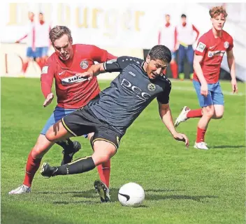  ?? FOTO: STEFAN RITTERSHAU­S ?? Ahmad Jafari, Mittelfeld­spieler des VfB Homberg, droht mit Leistenpro­blemen fürs heutige Heimspiel gegen Fortuna Köln auszufalle­n.