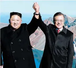  ?? KOREAN CENTRAL NEWS AGENCY 2018 ?? South Korean liberals have long championed reconcilia­tion with North Korea. Above, North Korean leader Kim Jong Un, left, with liberal South Korean President Moon Jae-in.