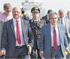 ?? FOTO: DPA ?? SPD-Kanzlerkan­didat und Parteivors­itzender Martin Schulz und Enzo Bianco, Bürgermeis­ter von Catania, am Hafen von Catania.