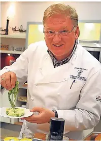  ??  ?? Frank Schwarz in seiner Küche am Großmarkt: Seine Kochkurse sind besonders beliebt.