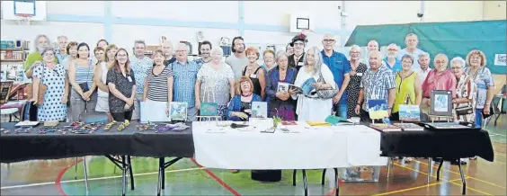  ??  ?? Autour de la Présidente Francine Debiais, les membres de l’associatio­n, les exposants et amis