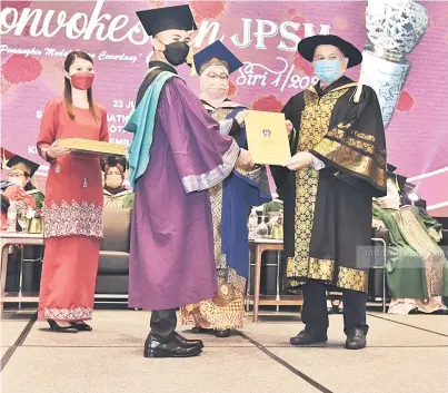  ?? ?? TAHNIAH: Arifin (kanan) menyampaik­an sijil tamat latihan kepada graduan.