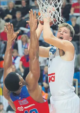  ?? FOTO: EFE ?? Luka Doncic, jugador del Real Madrid, lanzando ante Kyle Hines, del CSKA Moscú