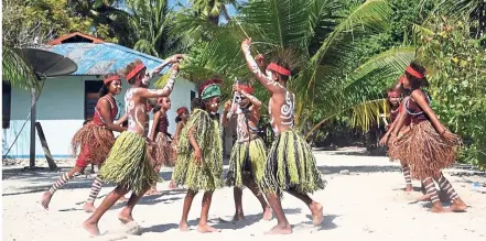  ??  ?? Residents of Arborek Tourism Village keep traditiona­l Papuan dances alive.