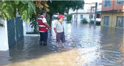  ??  ?? Cinco familias del sector tienen completame­nte inundadas sus viviendas.