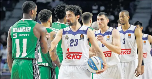  ??  ?? BATALLA. Los jugadores del Real Madrid, con Sergio Llull a la cabeza, saludan a los integrante­s del Darussafak­a Dogus de David Blatt.