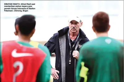  ?? WAHYUDIN/JAWA POS ?? DIBATASI WAKTU: Alfred Riedl saat memberikan arahan kepara para pemain timnas Indonesia di Stadion Pakansari, Cibinong, Bogor.