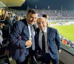  ??  ?? Nella foto grande Beppe Iachini, allenatore viola da inizio anno, dopo l’esonero di Vincenzo Montella Accanto Joe Barone e Rocco Commisso al Franchi