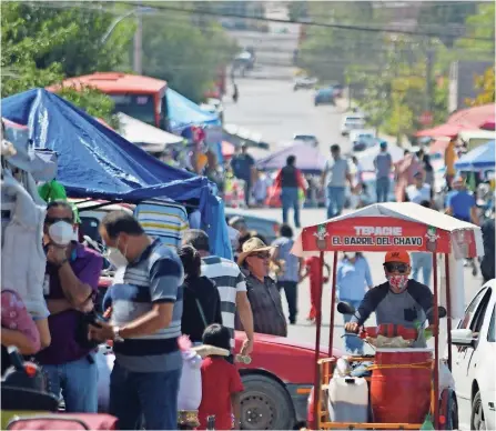  ??  ?? ciudadanos buscan vender sus productos por la falta de un trabajo formal