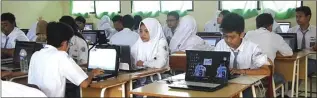  ??  ?? BERSIAP: Suasana simulasi UNBK di SMAN 10 Surabaya. Pelaksanaa­n simulasi hari kedua lebih lancar.