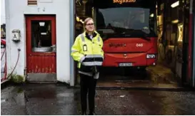  ??  ?? IKKE OPTIMALT: Ingeborg Lotsberg er teamleder hos Nettbuss på Hauglandsh­ella. – Forholdene i vaskehalle­n er ikke optimale, sier hun.