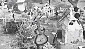  ?? AP ?? AMLO rechazó que en México vayan más de 300 mil muertos por COVID. En la imagen músicos esperan los contraten en un cementerio de Chalco, Estado de México./Foto: