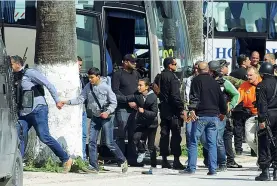  ??  ?? A Tunisi L’intervento delle forze speciali tunisine fuori dal museo del Bardo il 18 marzo