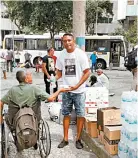  ??  ?? Leo Motta em ação solidária no Centro