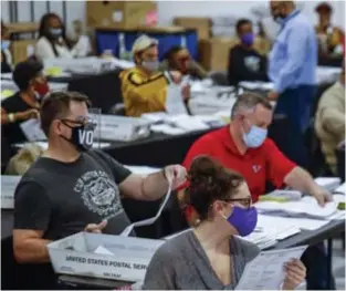  ??  ?? In telbureaus zoals hier in Atlanta (Georgia) worden de laatste stembiljet­ten verwerkt
