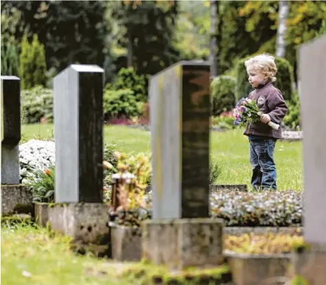  ?? Symbolfoto: Bernhard Classen, Imago Images ?? Der Friedhof ist für manche Kinder, die einen Elternteil oder ein Geschwiste­rchen verloren haben, ein ganz wichtiger Ort, den sie kurz nach der Beerdigung sehr oft besuchen möchten.