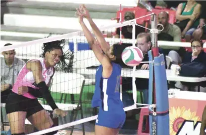  ?? CORTESÍA ERNESTO BELTRÉ ?? Madeline Guillén, de Cristo Rey, evade el bloqueo de Angélica Hinojosa, de las Guerreras, en el segundo set del partido realizado en el Palacio de Voleibol Ricardo --Gioriver-- Arias.