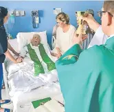  ??  ?? El cura y poeta Ernesto Cardenal celebra desde su cama de hospital su primera misa en 34 años.