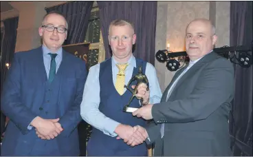  ?? (Pic: John Ahern) ?? MAN OF THE MATCH: Man of the Match in last year’s junior B hurling county final, Tom ‘Dooner’ Kenneally, receiving his award from 1999 county winning captain, John O’Brien, at last Saturday night’s dinner dance in Cahir House Hotel, on the left is Munster Council CEO, Kieran Leddy from Gortnaskeh­y.