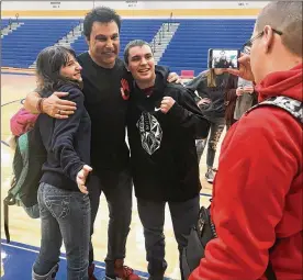  ?? RILEY NEWTON / STAFF ?? Inspiratio­nal speaker Marc Mero poses for a photograph with students at Springfiel­d High School. After speaking at the high school, Mero, a former pro wrestling star, took time to speak with every student who wanted a photograph with him.