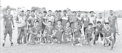 ??  ?? BARISAN pemain Sabah B19 bersama para pegawai selepas meraih kemenangan 3-0 ke atas Pahang.