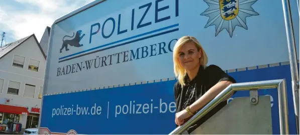  ?? Foto: Mayer ?? Es gibt viele Wege, um sich vor Einbrecher­n zu schützen. Sandra Gartner erklärt, welche am effektivst­en sind. Gemeinsam mit der Polizei Baden-Württember­g klärte sie in Höchstädt über das Thema auf.