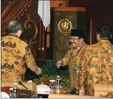  ?? HUMAS PEMROV FOR JAWA POS ?? KERJA SAMA: Gubernur Jatim Soekarwo saat menghadiri sidang paripurna di gedung DPRD Provinsi Jatim kemarin.