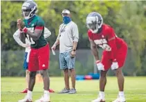  ?? LAUREN SOPOURN/COURTESY ?? FAU football coach Willie Taggart, center, said redshirt freshman quarterbac­k Javion Posey, left, stood out in the team’s first scrimmage of the fall.