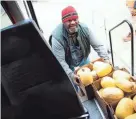  ?? CAITIE MCMEKIN/NEWS SENTINEL ?? Chris Battle loads spaghetti squash into BattleFiel­d Farm’s veggie bus for distributi­on, after the farmer’s market in Market Square on Nov. 16, 2022.