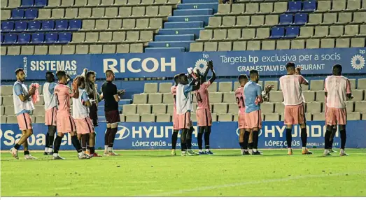  ??  ?? Los jugadores aplauden al final del encuentro a los seguidores de la Balona presentes en la Nova Creu Alta.