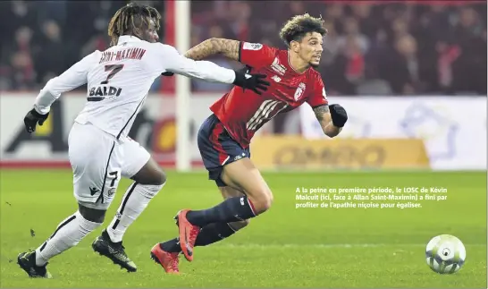  ??  ?? A la peine en première période, le LOSC de Kévin Malcuit (ici, face à Allan Saint-Maximin) a fini par profiter de l’apathie niçoise pour égaliser.