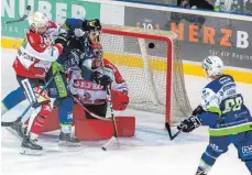  ?? FOTO: CHRISTIAN FLEMMING ?? Die EV Lindau Islanders ( rechts: Andreas Farny) und die Indians aus Memmingen kämpfen um einen Platz in den Play- offs der Eishockey- Oberliga Süd.