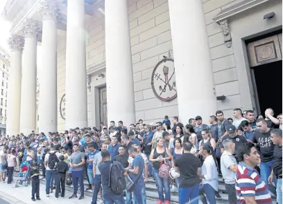  ?? Hernán zenteno ?? Un grupo de agentes y sus familiares se concentrar­on en la Catedral