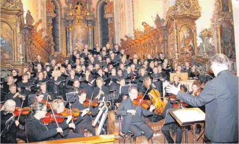  ?? FOTO: GERHARD RUNDEL ?? Hoch konzentrie­rt dirigierte Kirchenmus­ikdirektor Matthias Wolf Chor und Orchester.