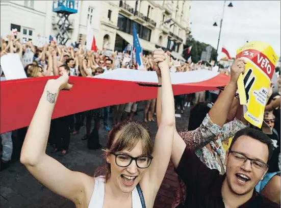  ?? KACPER PEMPEL / REUTERS ?? Manifestan­ts antigovern­amentals van sortir al carrer un dia més per celebrar el triomf; a la foto, alegria a Varsòvia
