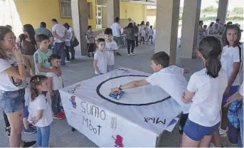  ??  ?? En la imagen, alumnos del centro durante una feria de robótica realizada al finalizar el curso en el 2019