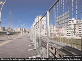  ??  ?? (Fotoğraf: Evrensel Günlerdir duran bariyerler önceki gün kaldırılır­ken, zırhlı araçların bekleyişi ise sürüyor.