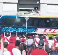  ??  ?? ATAQUE. Aficionado­s de River Plate lanzaron pedradas contra el autobús donde iba el Boca Júniors.