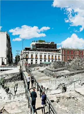  ??  ?? En el fondo de una caja de piedra, yacía el espadarte de un pez que pudo haber medido más de cuatro metros/ ESPECIAL