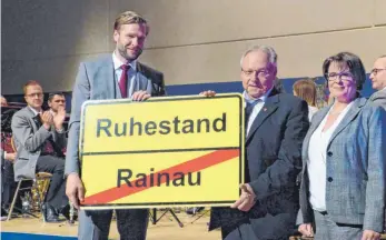  ?? FOTO: MARTIN BAUCH ?? Kämmerer Karl-Heinz Hahn, rechts mit seiner Frau, ist beim Neujahrsem­pfang in Rainau von Bürgermeis­ter Christoph Konle in den Ruhestand verabschie­det worden.