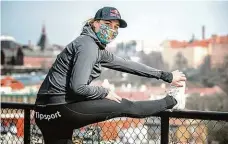  ?? Foto: Michal Šula, MAFRA ?? Cvičte! Co můžete dělat pro své tělo i s rouškou přes ústa a nos, ukazuje plážová volejbalis­tka Barbora Hermannová.