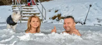  ?? Foto: Thorsten Jordan ?? Silvana Kolman und Stefan Gruschwitz tauchen gerne in eiskaltes Wasser ein – wie hier am gefrorenen Windachspe­icher.