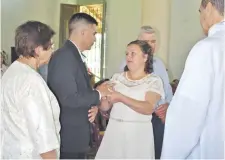  ??  ?? Ángel Rolón y Blanca Rolón en pleno intercambi­o de votos matrimonia­les durante la ceremonia de casamiento colectivo que se realizó ayer en la iglesia de Mbuyapey.