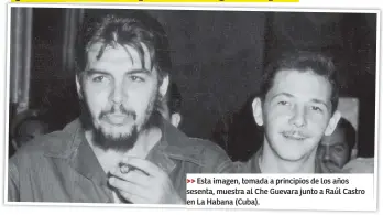  ??  ?? Esta imagen, tomada a principios de los años sesenta, muestra al Che Guevara junto a Raúl Castro en La Habana (Cuba).