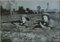  ?? SUBMITTED PHOTO ?? Pauline Klinger Rohrbach, left, and her twin sister, Kathryn, in a publicity photo the Marine Corps used to recruit young women during World War II.