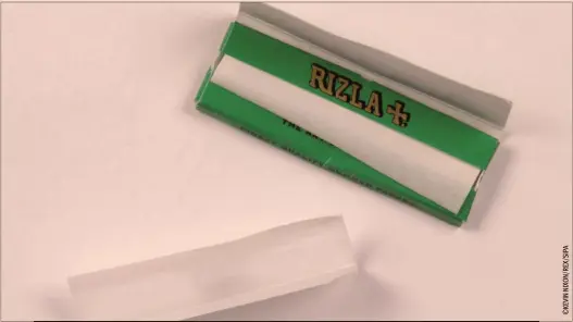  ??  ?? Rizla fait partie des quelques marques, comme Coca-Cola, Google, Jacuzzi ou Tupperware, dont le nom (“Got a Rizla ?”) définit le produit.