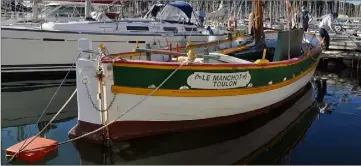  ?? (Photos L. F.) ?? L’associatio­n Pointus et Patrimoine a été créée pour sauvegarde­r ce type d’embarcatio­n et toutes les traditions qui en découlent. Le sauvetage du « Manchot », en est donc un bel exemple.