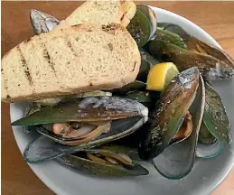  ?? PHOTO: ALASTAIR PAULIN/STUFF ?? Plump green-lipped mussels.