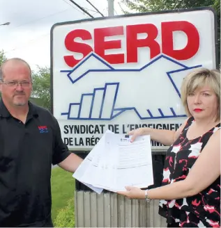  ?? PHOTO CAROLINE LEPAGE ?? Guy Veillette et Donna Lessard, du Syndicat de l’enseigneme­nt de la région de Drummondvi­lle, déposeront une pétition lors de la prochaine rentrée scolaire.